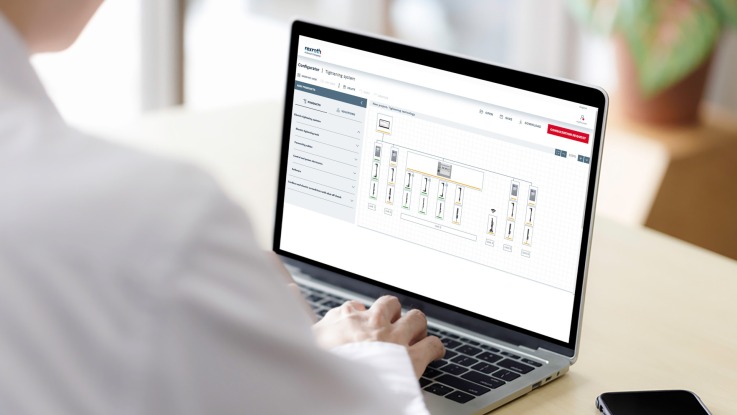 Employee configures a tightening system with the tightening system configurator on a laptop.