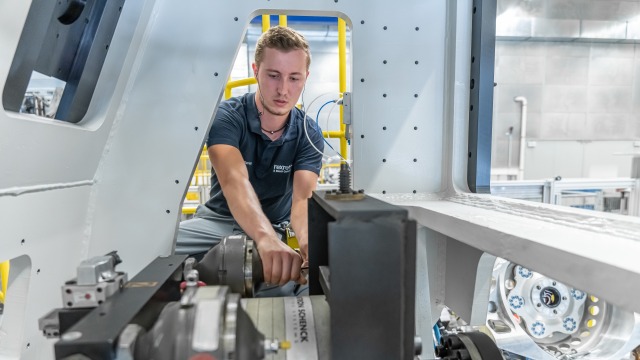 A Bosch Rexroth employee performs predictive maintenance in a factory