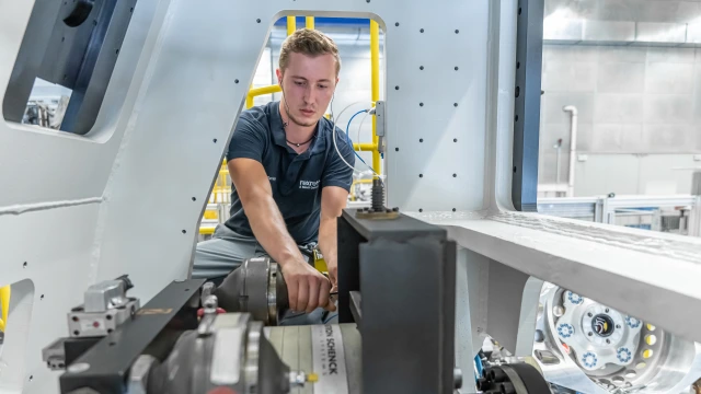 A Bosch Rexroth employee performs predictive maintenance in a factory