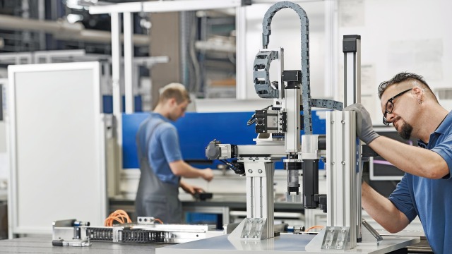 Modernization: a Bosch Rexroth service specialist turns the old technology into new