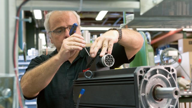 Serwisant Bosch Rexroth naprawia maszynę.