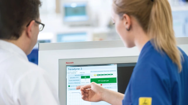 Two Bosch Rexroth service employees