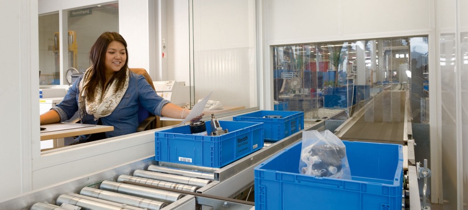 Ein Bosch Rexroth Mitarbeiter packt Ersatzteile für Kunden