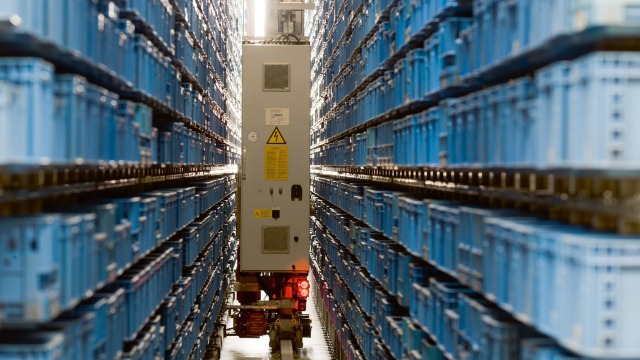 Et Bosch Rexroth-lagerrom fullt av esker med reservedeler