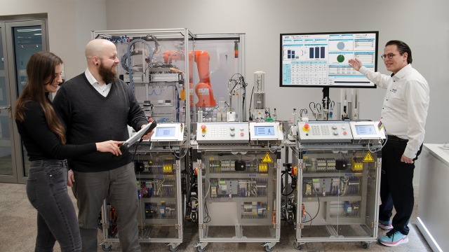 Trainer trains instructors in front of the XITE Automax 600 training system from Bosch Rexroth