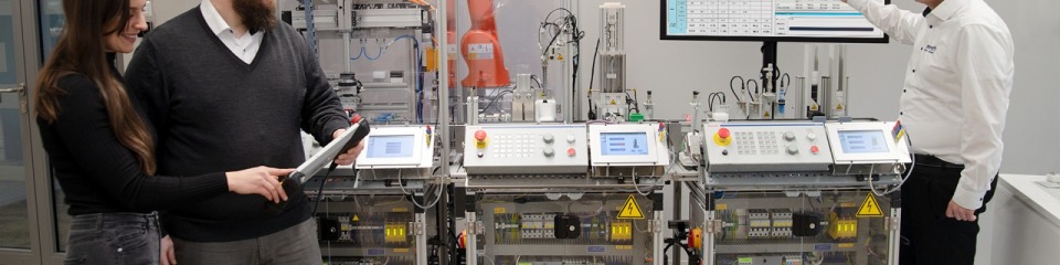 Un formateur forme des instructeurs face au système de formation XITE Automax 600 de Bosch Rexroth