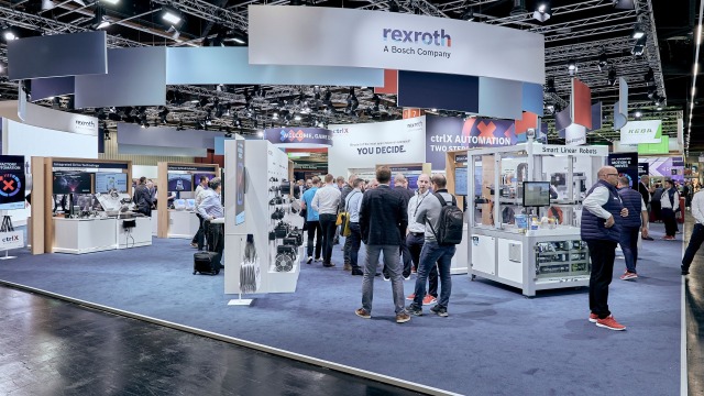 Stánek Bosch Rexroth s vystavovanými produkty a návštěvníky
