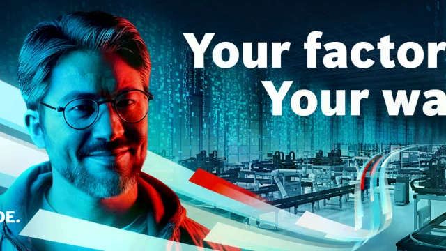 Eine männliche Person, im Hintergrund eine Fabrikhalle. Text: Your Factory. Your Way. YOU DECIDE.