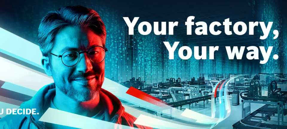 Eine männliche Person, im Hintergrund eine Fabrikhalle. Text: Your Factory. Your Way. YOU DECIDE.