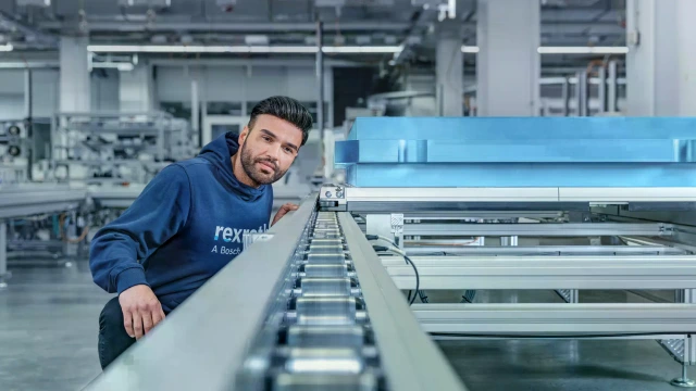 Das Bild zeigt das Transfersystem TS 7plus in einer Fertigungsumgebung.