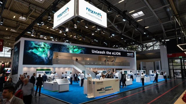 Bosch Rexroth Messestand mit Exponaten und Besuchern