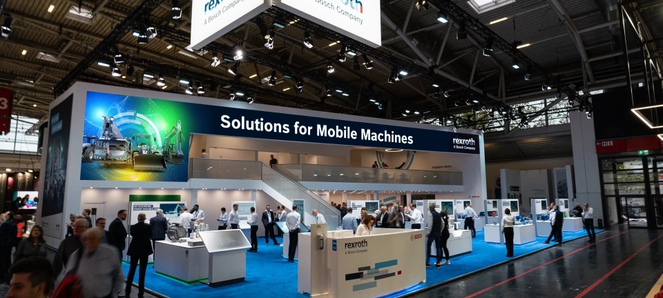 Bosch Rexroth Messestand mit Exponaten und Besuchern