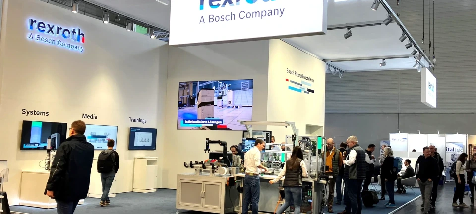 Stand Bosch Rexroth avec expositions et visiteurs