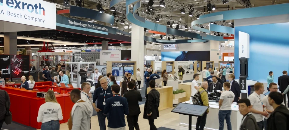 Bosch Rexroth Messestand mit Exponaten und Besuchern