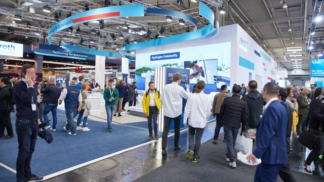 Bosch Rexroth-standen med udstillingsgenstande og besøgende