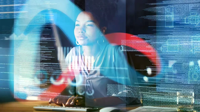 Osoba siedząca przed monitorem komputerowym z platformą oprogramowania H4U