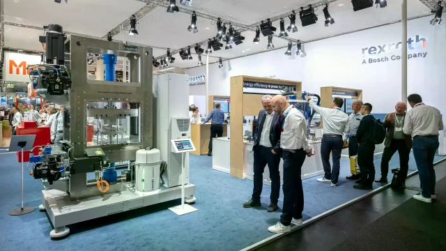 Περίπτερο της Bosch Rexroth με εκθέματα και επισκέπτη