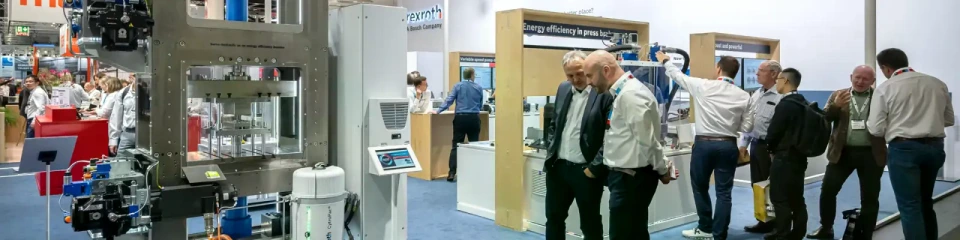 Περίπτερο της Bosch Rexroth με εκθέματα και επισκέπτη