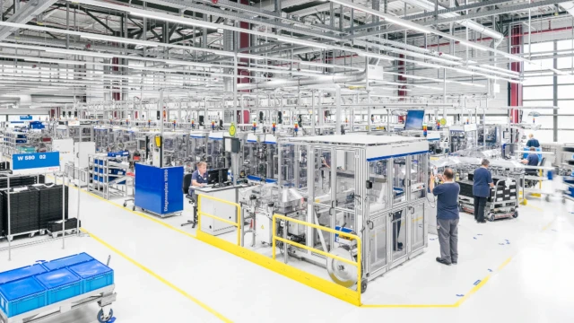 Mit Blick von oben: Eine intelligente Fabrik von Bosch, durch die ein Milkrun-Fahrer steuert.