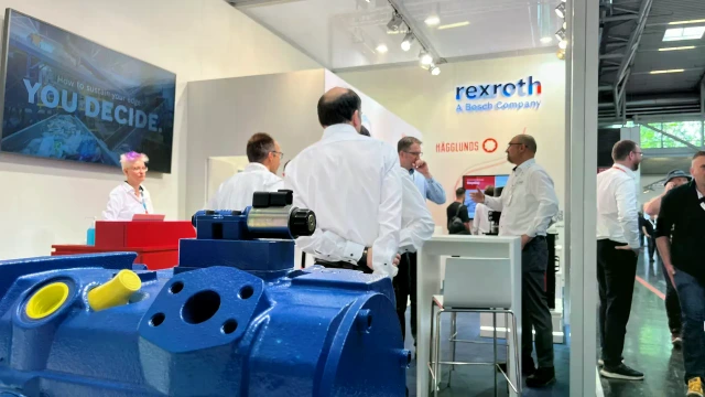 Bosch Rexroth 展位上擺放的展品以及來往的訪客