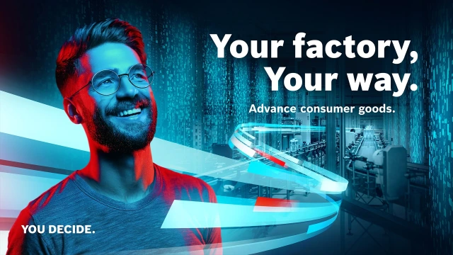 Άνδρας σε ένα σύγχρονο εργοστάσιο με κείμενο "Το εργοστάσιό σας, ο τρόπος σας. Προώθηση καταναλωτικών αγαθών.