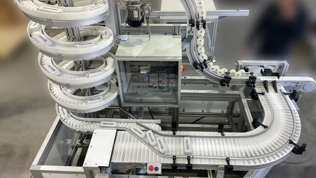 VarioFlow plus kedjetransportör i kombination med en spiraltransportör för vertikal produkttransport