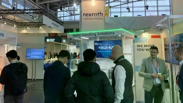 Bosch Rexroth Messestand mit Exponaten und Besuchern