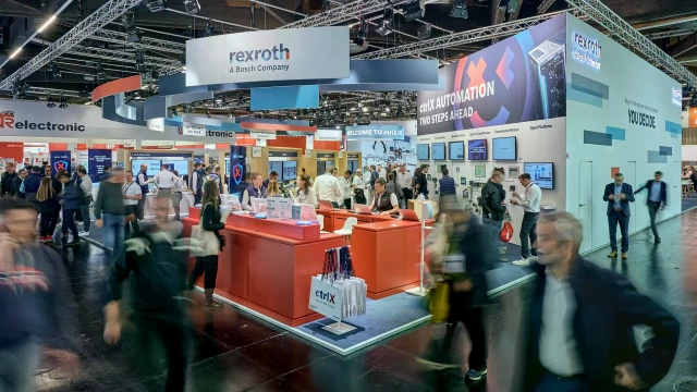 Estand de Bosch Rexroth con exposiciones y visitante