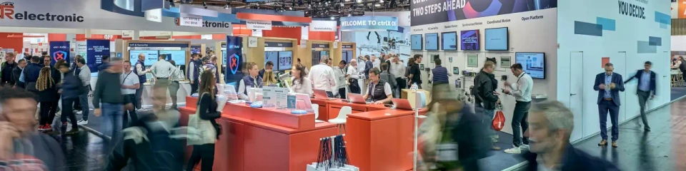 Estand de Bosch Rexroth con exposiciones y visitante