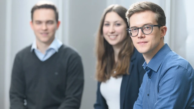 Studenten einer Hochschule im Gespräch über das hochmoderne Bildungsangebot der Bosch Rexroth Academy für industrielle Anwendungen.