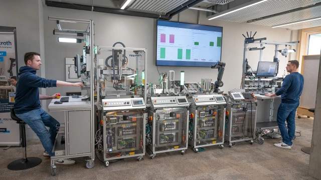 Training participants from Bosch Rexroth at the LernFabrik+, a customer-specific, customized, complete production line in a compact format.