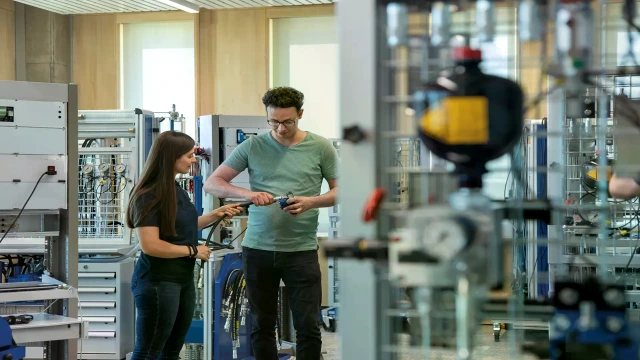 A training participant familiarizes himself with the components of a device set under the guidance of the Rexroth trainer. 
