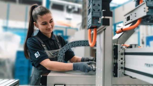 Service employee working on a 2-axis motion system from Bosch Rexroth. Link to the Linear Technology training course.