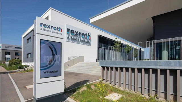 Außenaufnahme des modernen Kunden- und Innovationszentrums der Bosch Rexroth AG. Im Level 2 des abgebildeten Gebäudes ist die Bosch Rexroth Academy mit ihrem Trainingscenter am Standort Ulm untergebracht.
