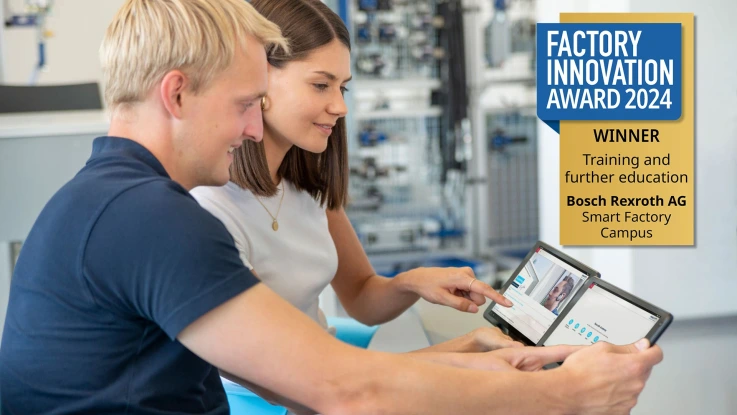 Teilnehmende eines Hydraulikgrundlagen-Trainings der Bosch Rexroth Academy nutzen ein Trainingstablet, um digitale Lehr- und Lernmaterialien abzurufen.