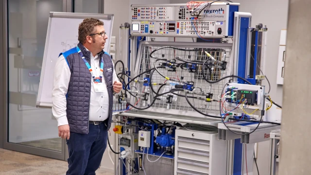 Rexroth trainer on the Hydraulix 300 training system with structured exercises on the learning topic. Link takes you to the online catalog.