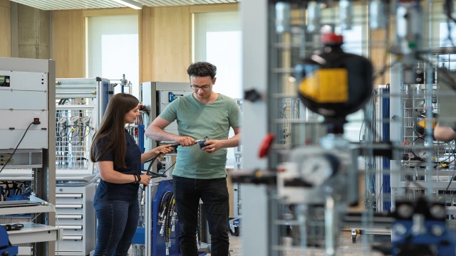 A training participant familiarizes himself with the components of a device set under the guidance of the Rexroth trainer. 